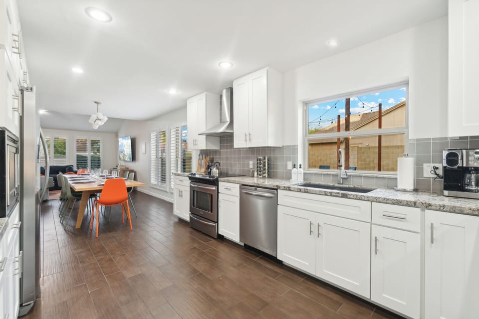 Fully Equipped Kitchen – Coffee Maker(drip and K-Pod), Spice Rack, Dishwasher, Modern Appliances