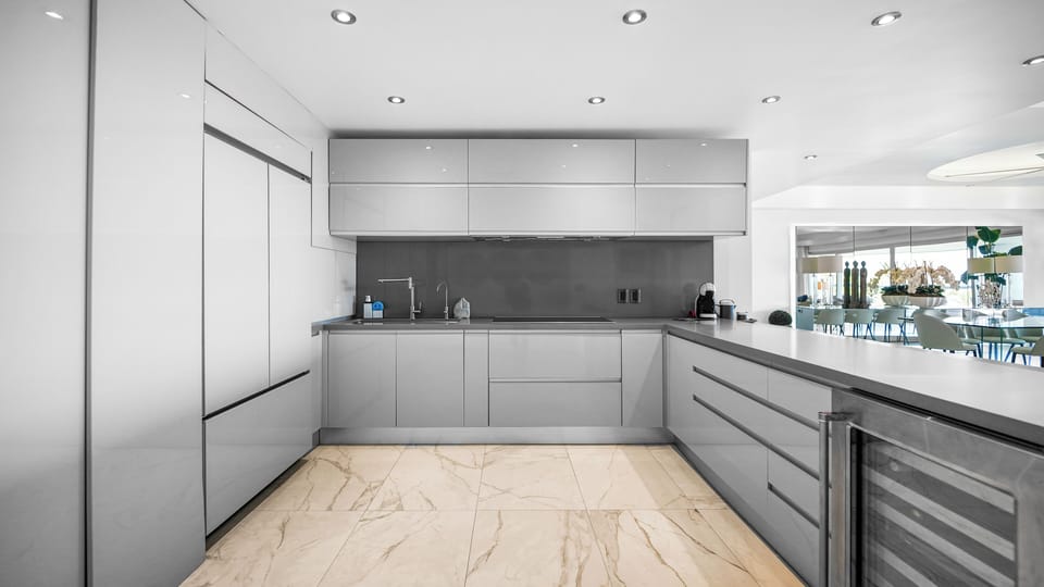 Deluxe Condo, Balcony, Beach View | Private kitchen