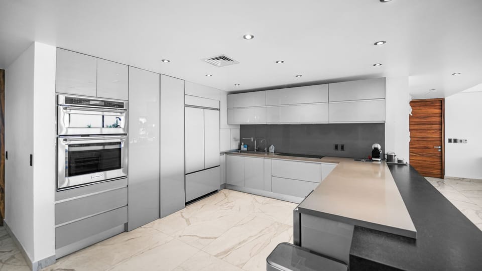 Deluxe Condo, Balcony, Beach View | Private kitchen