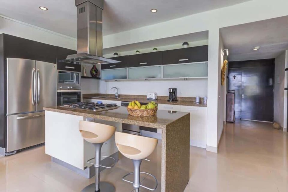 The breakfast bar and 2 stools