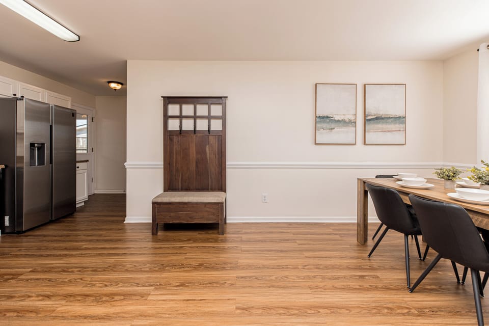 Dining Room (Seats 6)