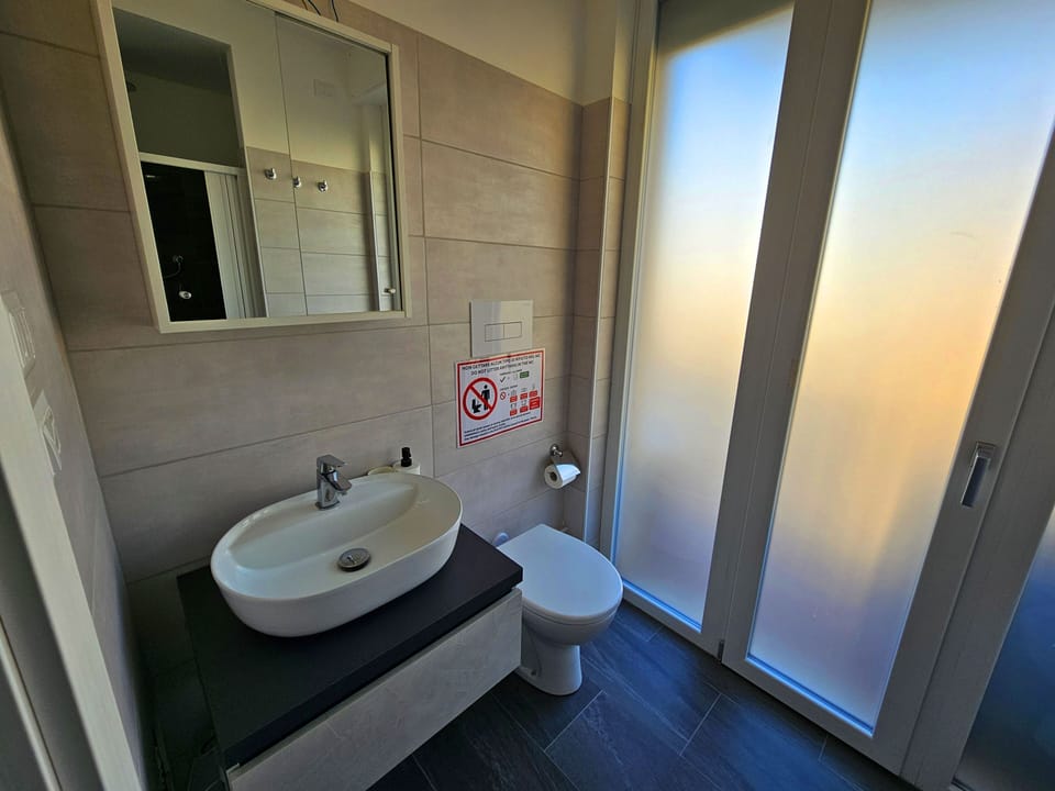 Double Room, Balcony | Bathroom | Shower, hair dryer, bidet, towels