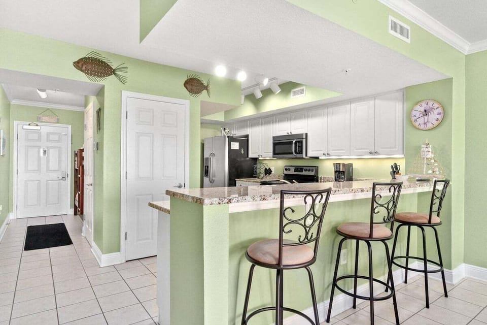Full kitchen with breakfast bar