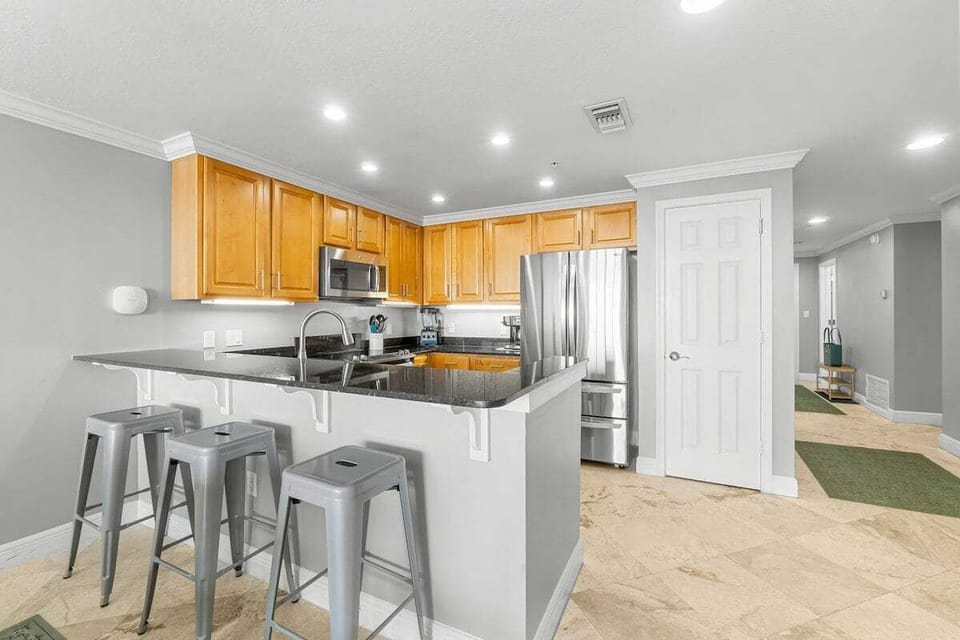 Full kitchen with breakfast bar