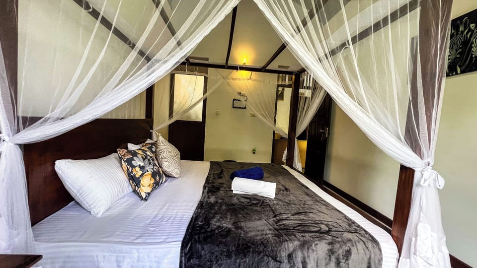 Deluxe Double Room, 1 King Bed, Garden View | Bathroom | Shower, free toiletries, hair dryer, towels