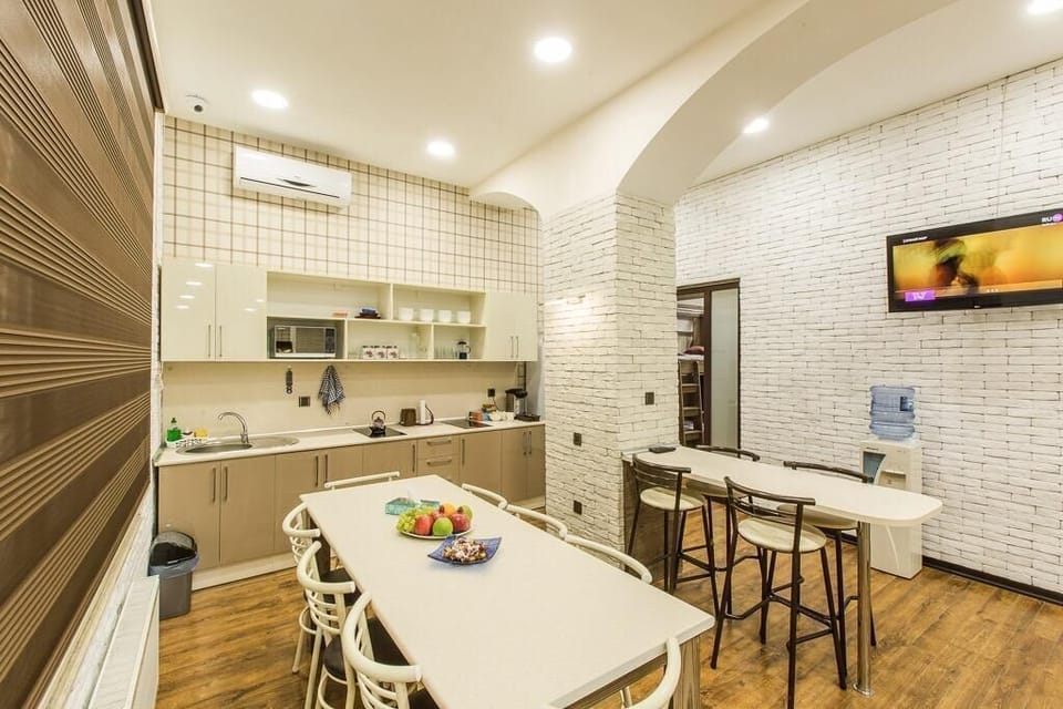 Full-size fridge, microwave, oven, stovetop