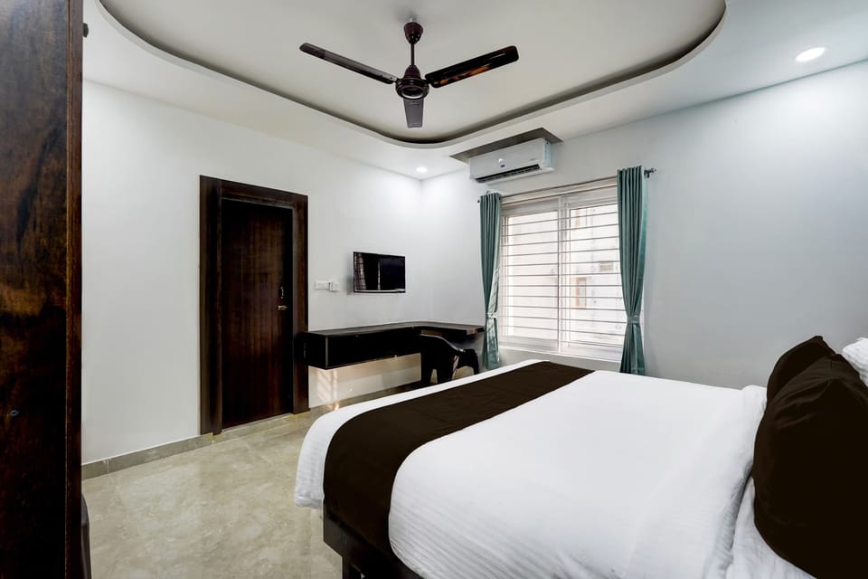 Club Double Room | Premium bedding, desk, blackout drapes, iron/ironing board