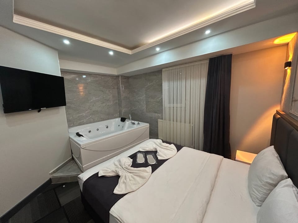 Family Room, Multiple Bedrooms, Hot Tub | View from room