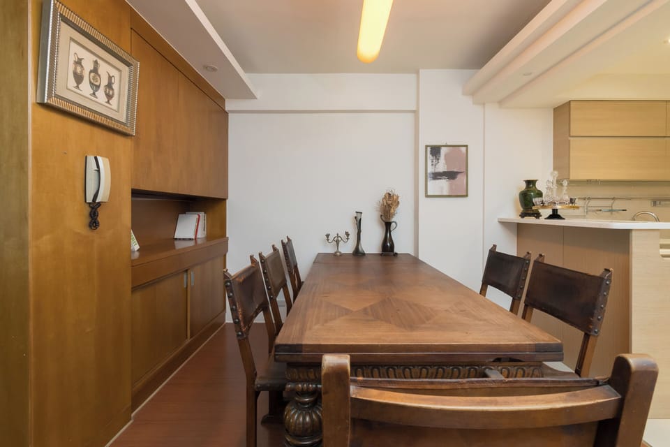 Vintage Dining Area:
• Dining Table 
• Seating for 6
• Open Space 
