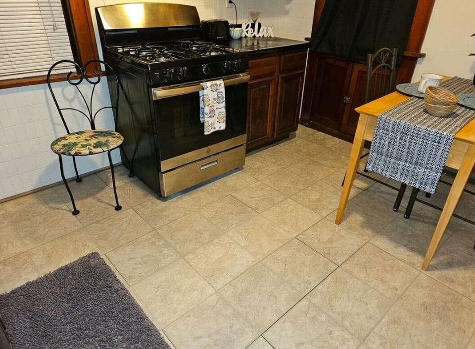 Extra table/chairs & kids seats available. Also lap pads to eat by TV