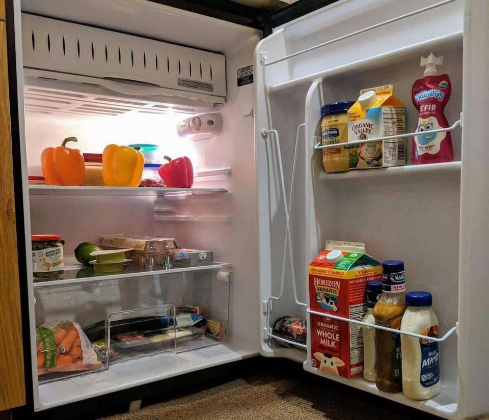 Plenty of room in the refrigerator (small freezer) 