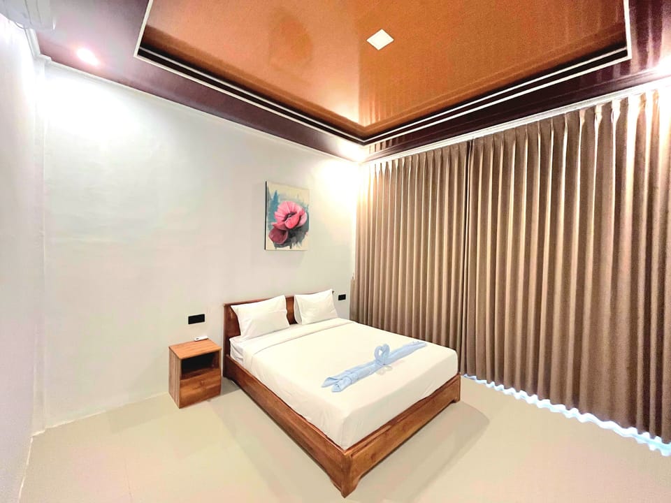 Double Room | Bathroom | Shower, free toiletries, towels, soap