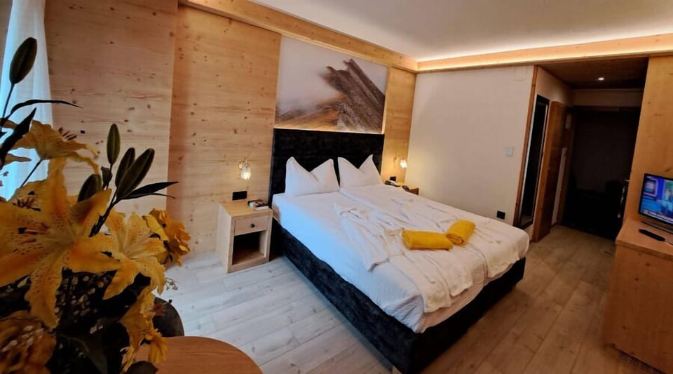 Classic Double or Twin Room, Balcony, Lake View | In-room safe, free WiFi