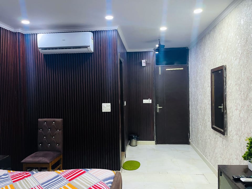 Double Room | Living area | TV