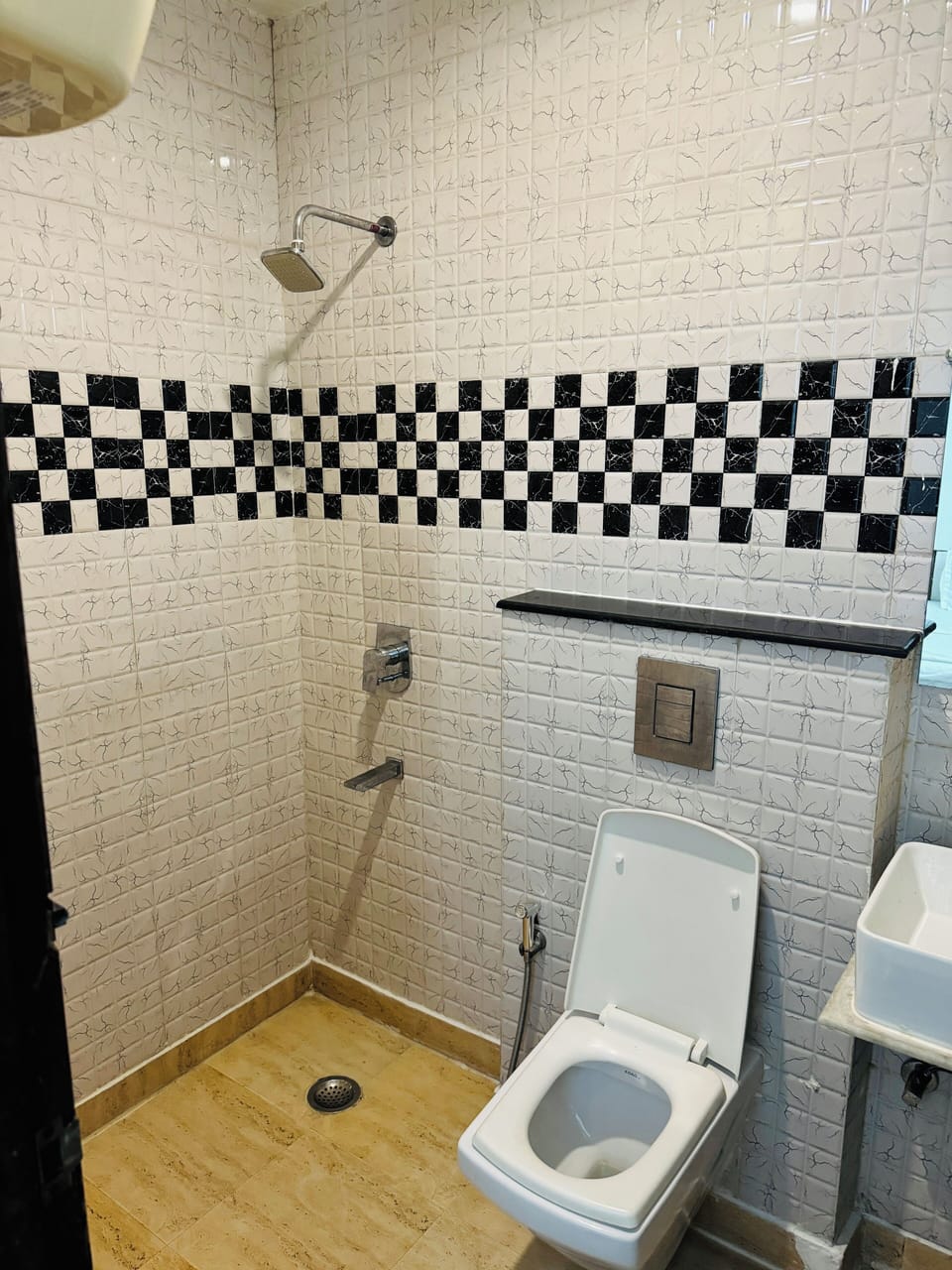 Double Room | Bathroom | Shower, free toiletries, slippers, towels