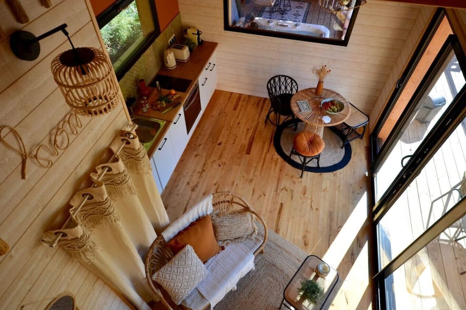 Cabanes de Provence, des hébergements de charme mêlant luxe et nature. Profitez d`un confort unique dans des lieux d’exception au cœur de la Provence.