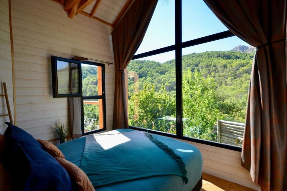 Cabanes de Provence, des hébergements de charme mêlant luxe et nature. Profitez d`un confort unique dans des lieux d’exception au cœur de la Provence.