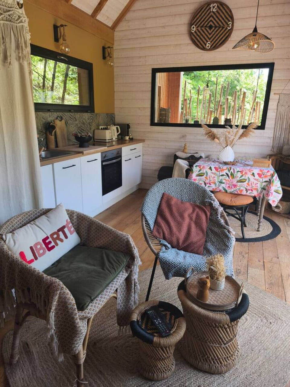 Cabanes de Provence, des hébergements de charme mêlant luxe et nature. Profitez d`un confort unique dans des lieux d’exception au cœur de la Provence.