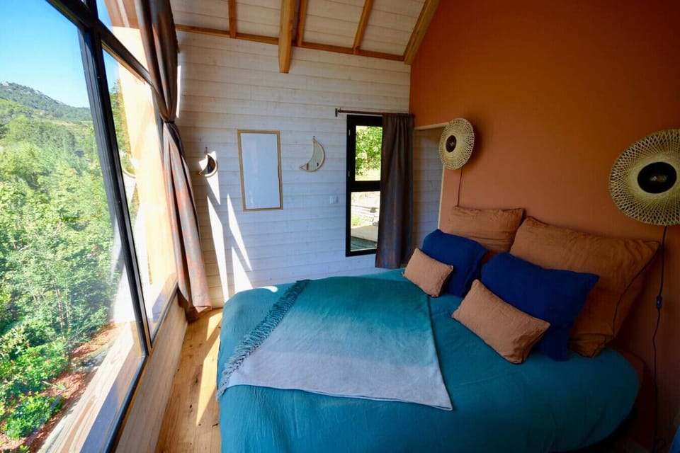 Le Lodge Mont Ventoux - Les Cabanes de Provence, des hébergements insolites mêlant luxe et nature. Profitez d’un confort unique dans des lieux d’exception au cœur de la Provence