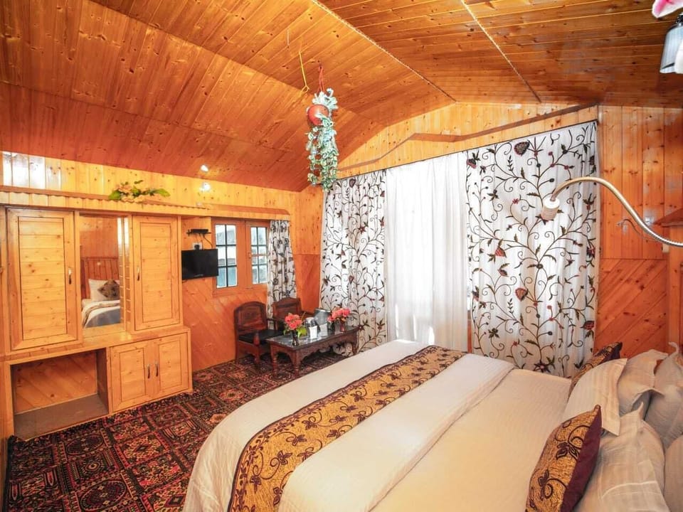 Deluxe Room | Desk, free WiFi, bed sheets