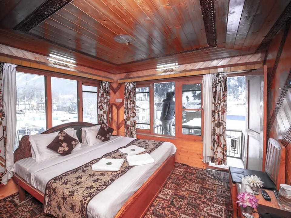 Family Room | Desk, free WiFi, bed sheets