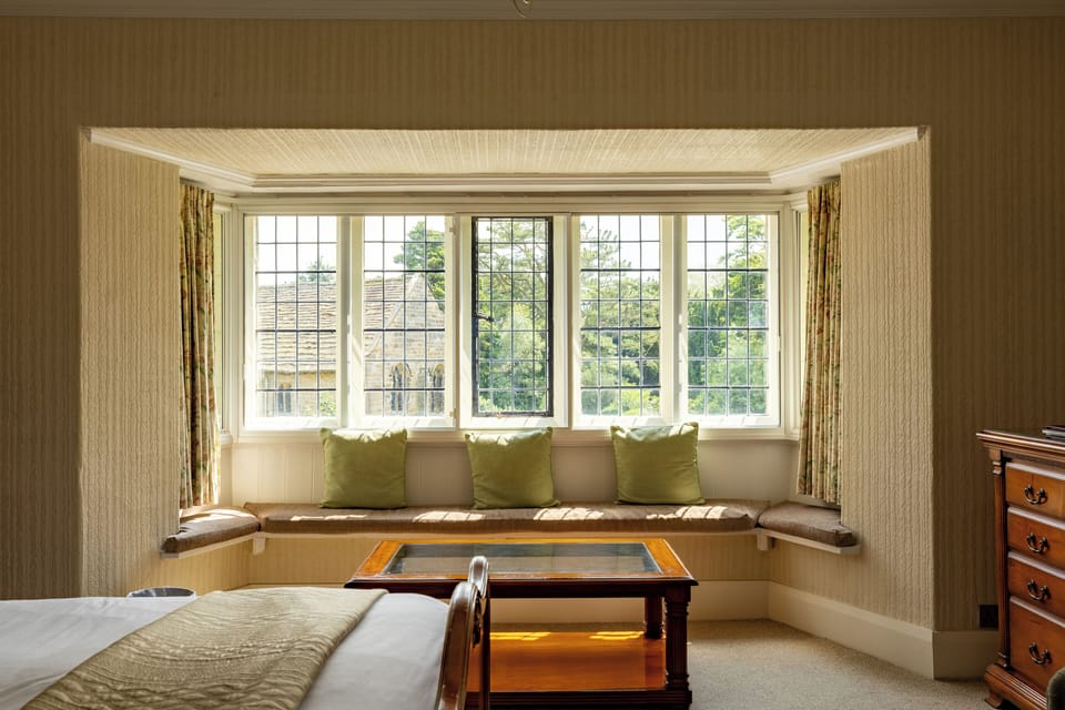 Premium bedding, laptop workspace, WiFi (free), bed sheets