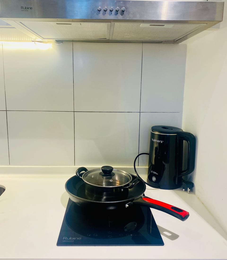 Deluxe Studio Suite, City View | Private kitchen | Mini-fridge, microwave, oven, electric kettle