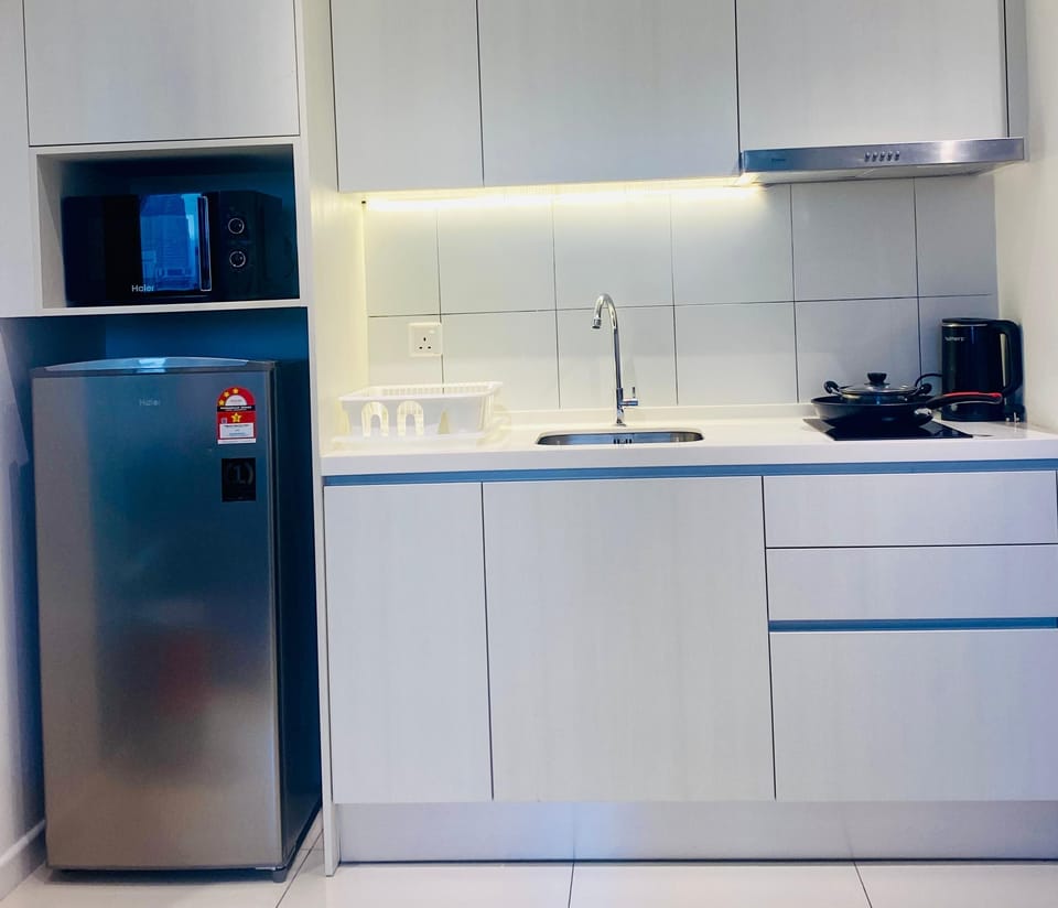 Deluxe Studio Suite, City View | Private kitchenette | Mini-fridge, microwave, oven, electric kettle