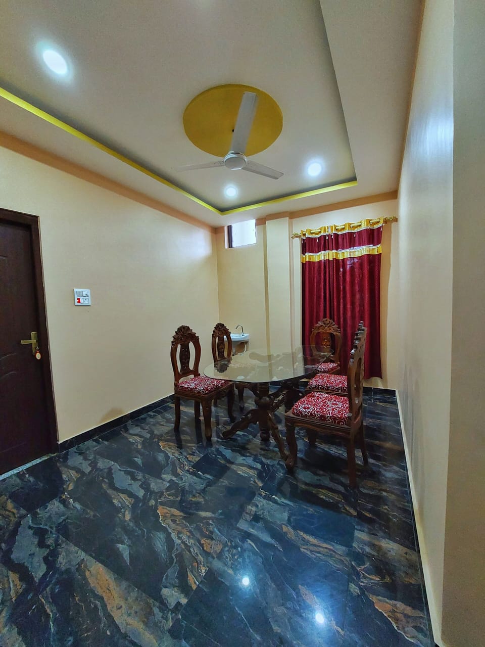 Deluxe Double Room, City View | Dining room