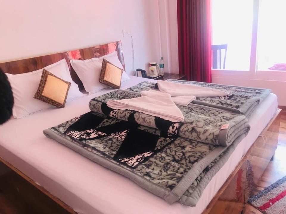 Luxury Cottage, Garden View | 1 bedroom, laptop workspace, iron/ironing board, free WiFi