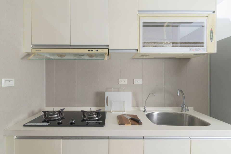 Fully Equipped Kitchen w/ Cooking & Dining Essentials