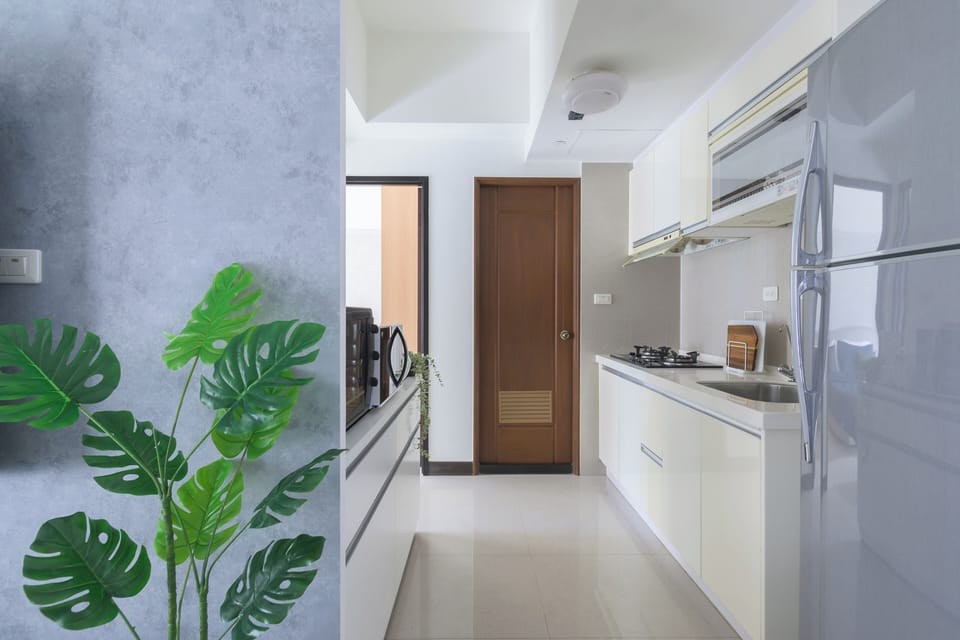 Fully Equipped Kitchen w/ Cooking & Dining Essentials