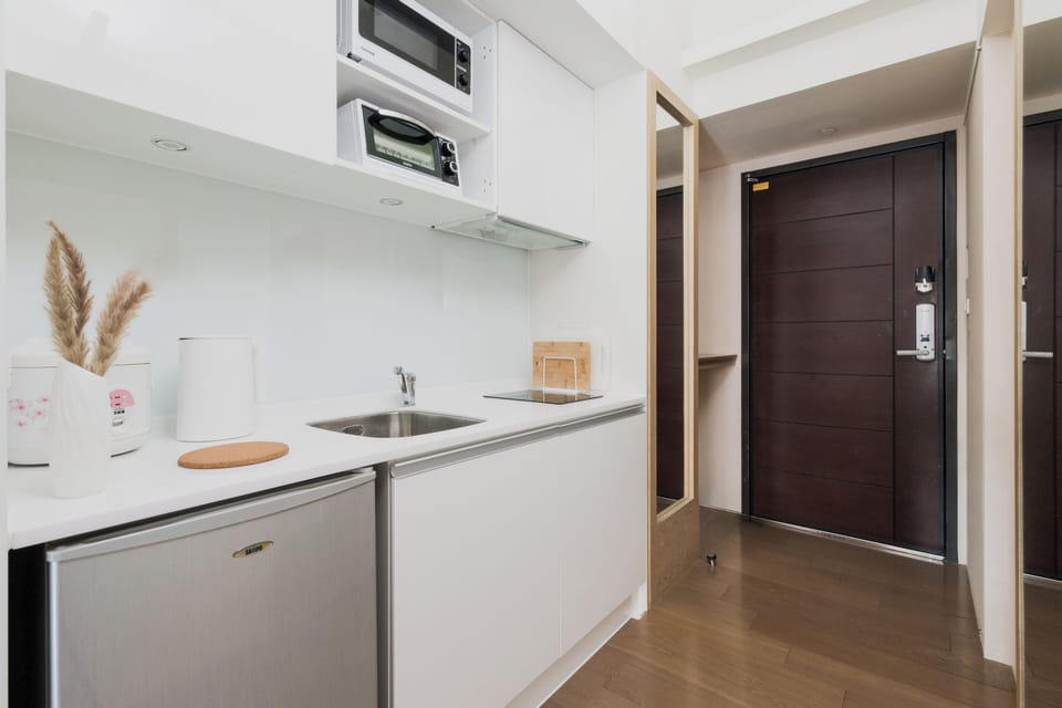 Fully Equipped Kitchen w/ Cooking & Dining Essentials