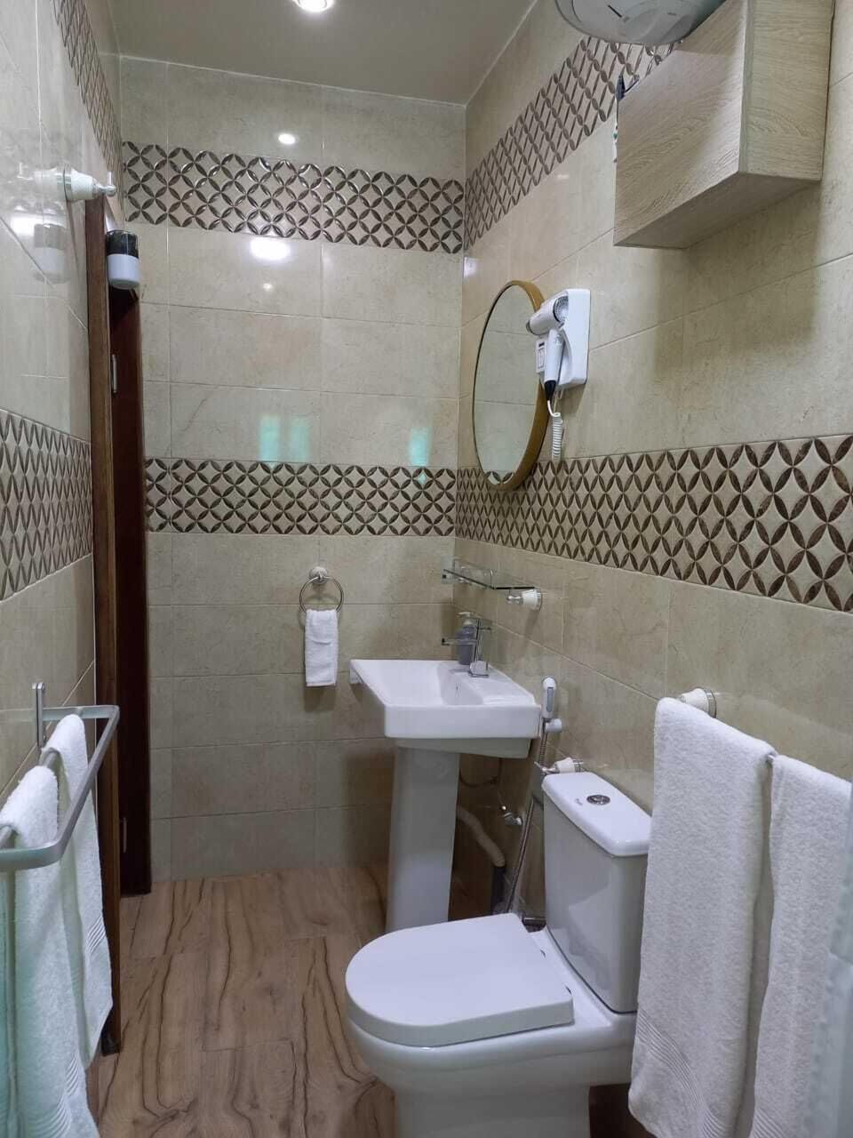 Classic Double Room | Bathroom | Towels, soap, shampoo, toilet paper