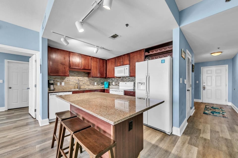 Condo, Multiple Beds (Laketown Wharf 1608- Turtle Tower) | Private kitchen