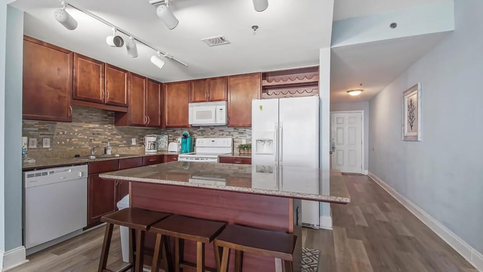 Condo, Multiple Beds (Laketown Wharf 1608- Turtle Tower) | Private kitchen