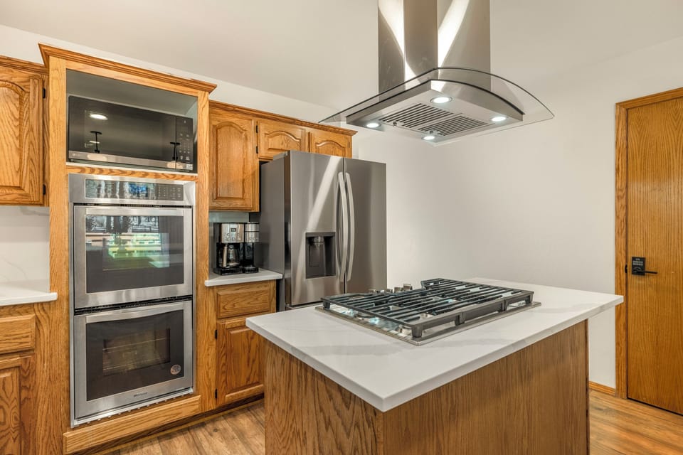 Modern appliances, two ovens, gas cooktop and keurig coffee maker