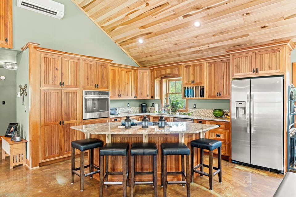 Breakfast Bar at the Center Island