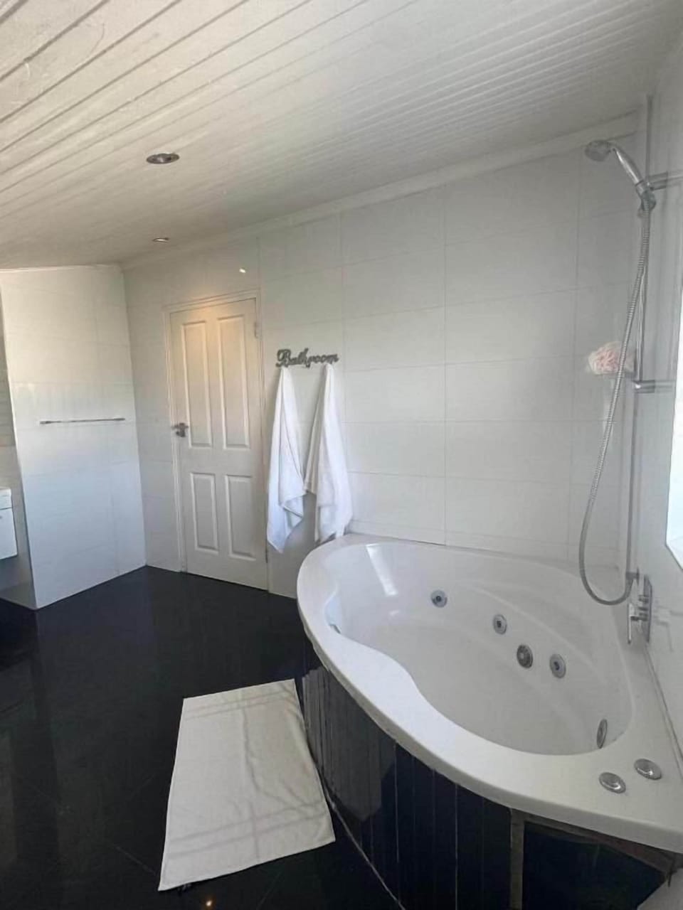 Deluxe Double Room | Bathroom | Towels, soap, shampoo, toilet paper