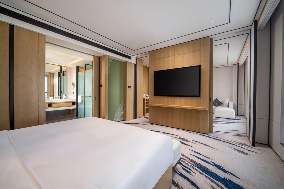 Premium Suite, 1 King Bed | Premium bedding, down comforters, memory foam beds, minibar