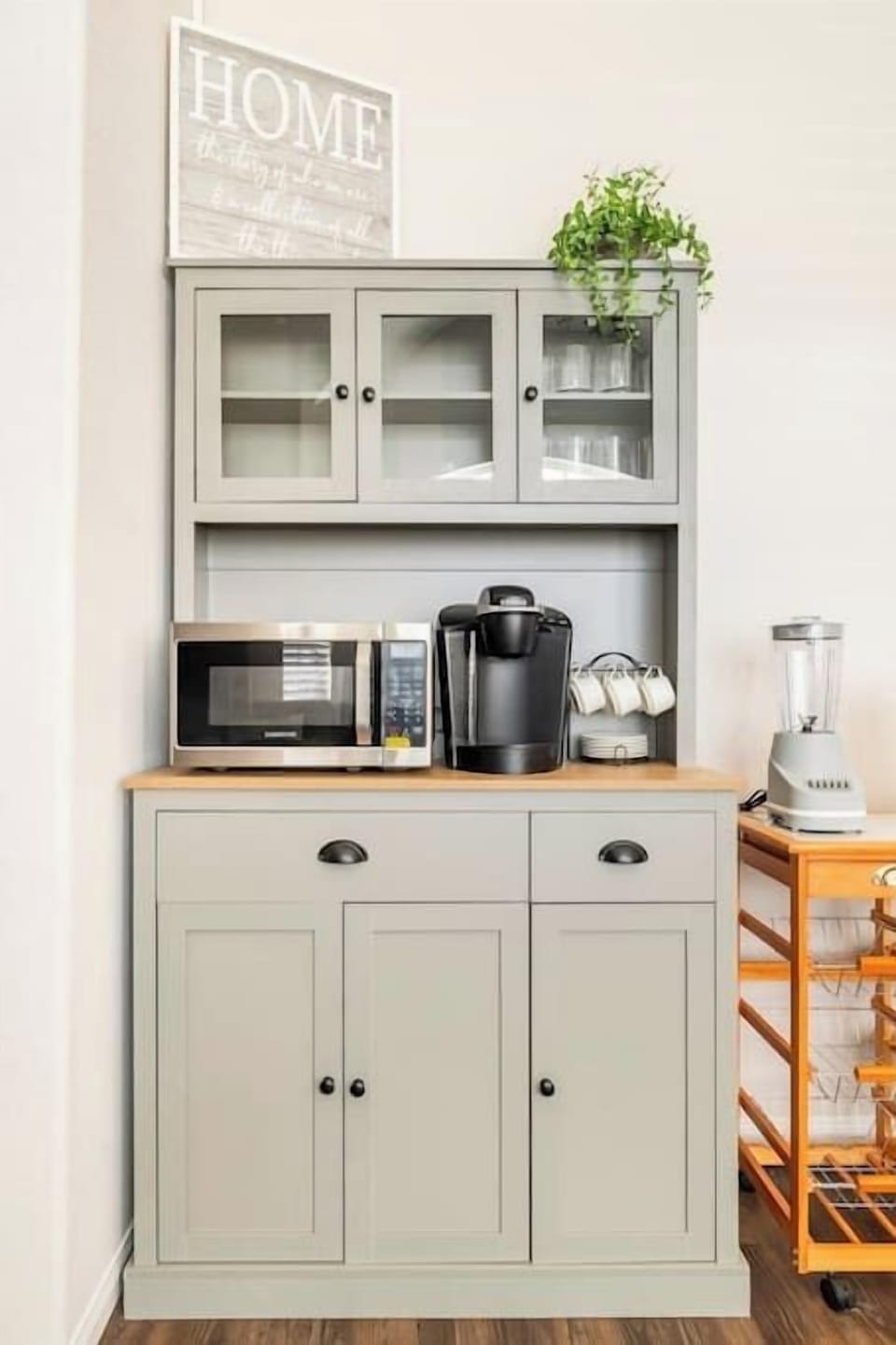 Fully equipped kitchennette! With blender, kettle, coffee machine, microwave...