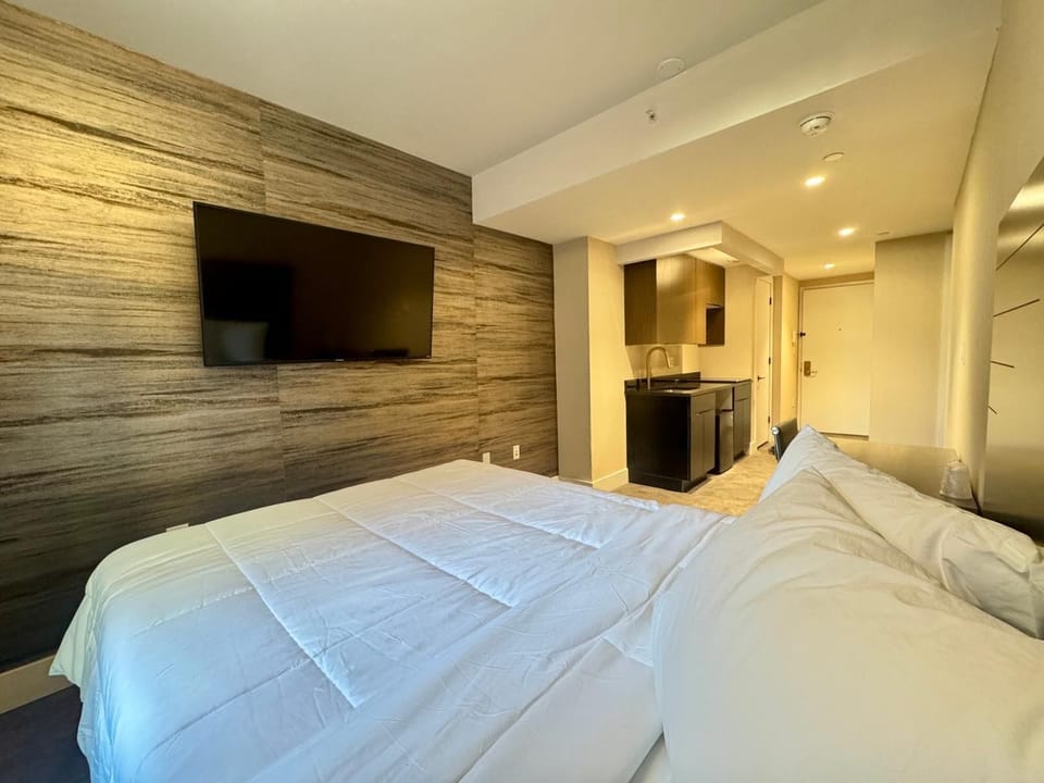 Deluxe Single Room | Free WiFi, bed sheets