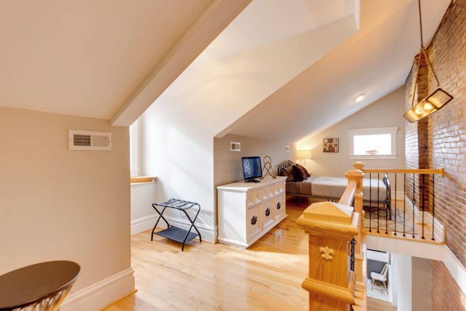 Loft | 2nd Floor | Queen Bed | Smart TV