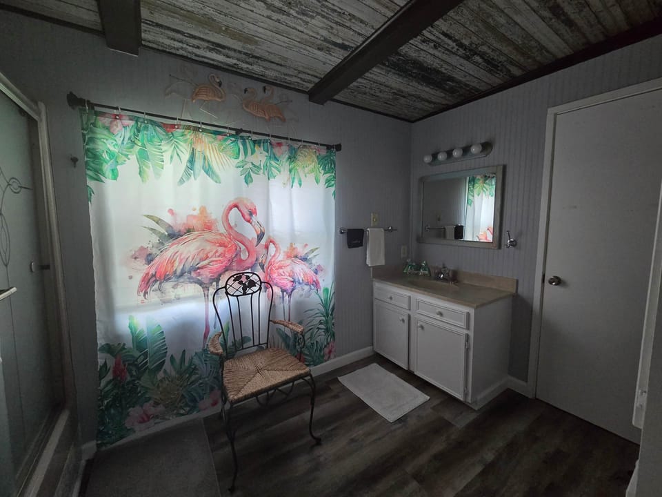 Flamingo bath