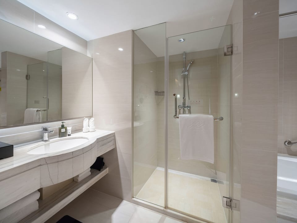 Classic Suite | Free minibar items, in-room safe, desk, soundproofing