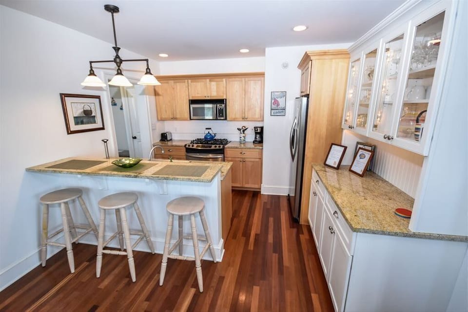 Modern, fully equipped kitchen with a large island and bar seating – great for cooking and entertaining.