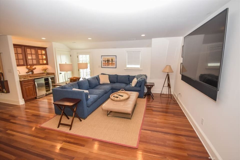 Comfortable living room with a large sectional sofa and a flat-screen TV for ultimate relaxation.