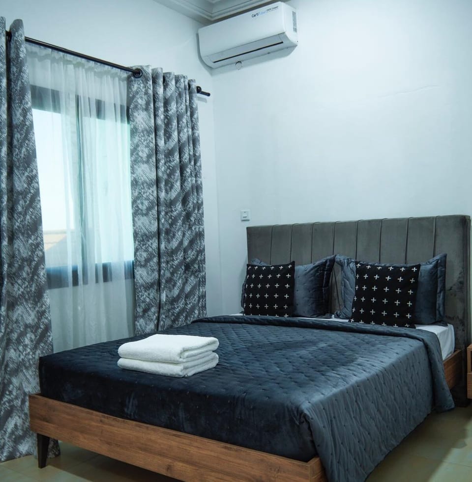 2 bedrooms, desk, laptop workspace, blackout drapes