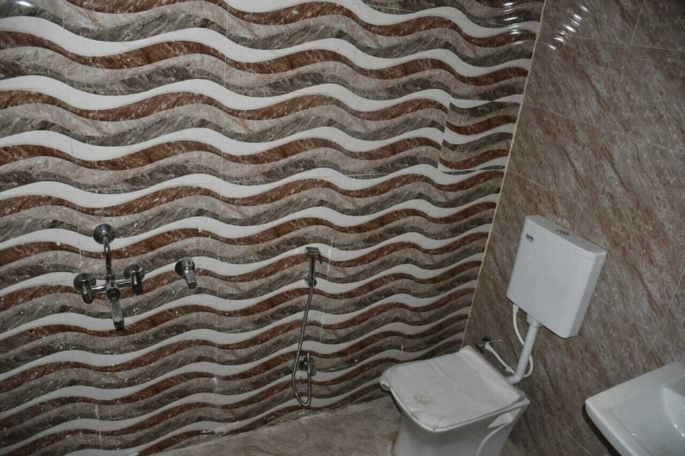 Luxury Double Room | Bathroom | Shower, free toiletries, hair dryer, towels