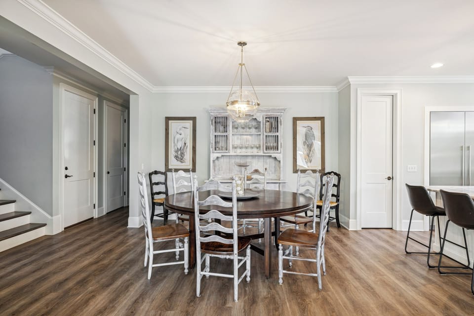 Dining table featuring 6 chairs.